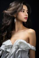 schön asiatisch Frau mit lange braun lockig Haar foto