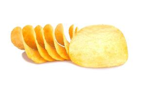 Kartoffelchips auf weiß foto