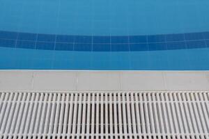 Schwimmen Schwimmbad mit klar Wasser auf ein hell sonnig Tag während auf Ferien und Reise. foto