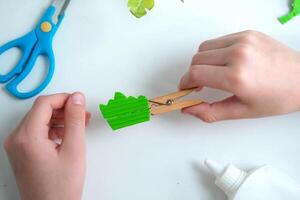 Kinder- Kunst gemacht von Papier und Wäscheklammern. Schritt durch Schritt Anleitung von Grün Papier. DIY Konzept. Schritt für Schritt Foto Anweisungen. Schritt 11.