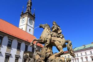 Caesar Brunnen mit Olmütz Stadt, Dorf Halle Turm im das Hintergrund foto