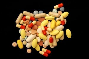viele anders bunt Medikamente und Pillen. ein Stapel von verschiedene mehrfarbig Drogen. foto