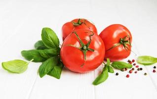 frische Tomaten mit grünem Basilikum foto