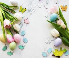 dekorativer Ostereier- und Tulpenstrauß