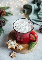 weihnachtlicher heißer kakao in der roten tasse