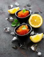 roter Kaviar in Schalen foto