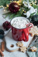 weihnachtlicher heißer kakao in der roten tasse