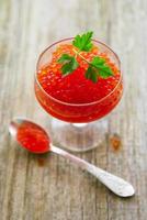 Glas mit leckerem roten Kaviar foto