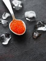 Löffel mit leckerem roten Kaviar