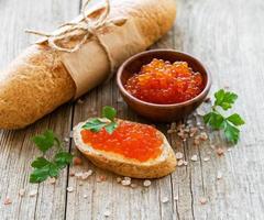 roter Kaviar und Sandwiches foto