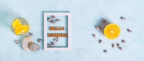 Hallo Sommer- Text im Foto rahmen, Cocktail, orange, Steine und Muscheln auf Blau oben Aussicht Netz Banner