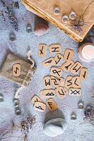 skandinavisch Runen zum Vermögen erzählen gemacht von Karton auf das Tabelle oben und Vertikale Aussicht foto