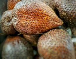 schließen oben ein Gruppe von salak oder Schlange Obst foto