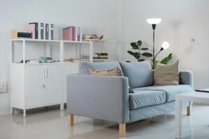 modern Leben Zimmer Innere mit komfortabel Sofa und Bücherregal foto