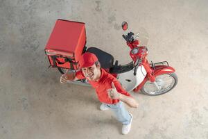 Lieferung Mann mit Motorrad geben Daumen oben foto