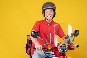 Lieferung Mann auf rot Motorrad mit isoliert Rucksack foto