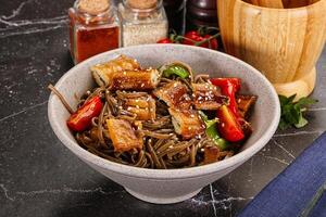 Buchweizen Soba mit Aal und Gemüse foto