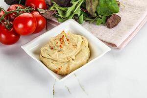 cremig Hummus im das Schüssel foto