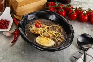 japanisch Miso Suppe mit Hähnchen foto