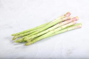 roh Grün ungekocht Spargel sprießen foto