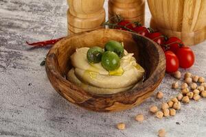 lecker Hummus mit Grün Oliven foto