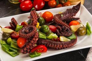 Salat mit Tintenfisch Tentakel und Gemüse foto