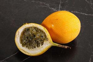 Gelb Granadilla mit Schnitt Hälfte foto