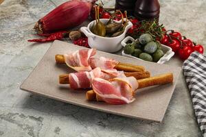 Antipasti - - grissini mit Schweinefleisch Speck foto