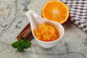 lecker hausgemacht Orange Marmelade im das Schüssel foto