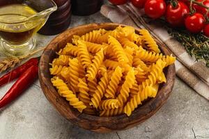 Italienisch trocken Pasta fussili zum Schüssel foto