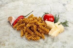 roh ganze Korn Pasta Fusilli foto