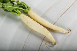 roh reif organisch Daikon Wurzel foto