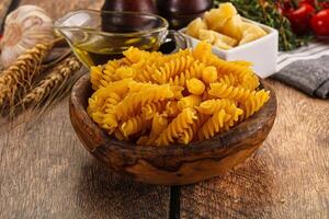 Italienisch trocken Pasta fussili zum Schüssel foto
