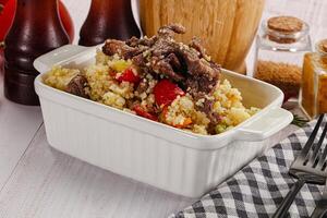 traditionell Couscous mit Rindfleisch und Gemüse foto