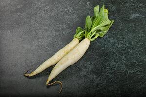 roh reif organisch Daikon Wurzel foto