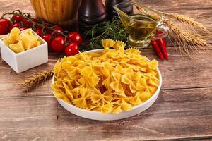 roh trocken Italienisch Pasta - - farfalle foto