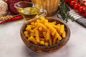 Italienisch trocken Pasta fussili zum Schüssel foto