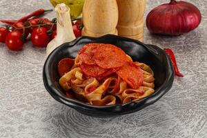 Italienisch Pasta Pappardelle mit Chorizo foto
