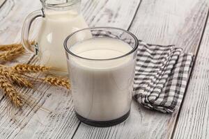 organisch Milch im das Glas foto