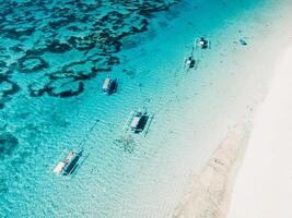 Blau Ozean und Strand mit Angeln Boote im Tropen. Antenne Sicht. foto