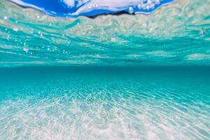 tropisch transparent Ozean mit sandig Unterseite unter Wasser foto