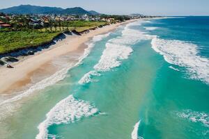 Strand und Ozean mit Surfen Wellen im Brasilien. Antenne Aussicht von Morro das pedras foto