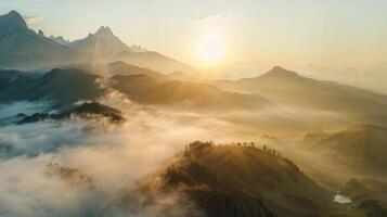 Sonnenlicht Streaming durch Wolken auf bergig Landschaft foto