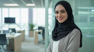lächelnd Mitte östlichen Geschäftsfrau im Hijab im ein modern Büro Rahmen foto