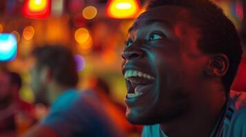 Nahansicht von ein aufgeregt Fußball Ventilator Jubel im ein beschwingt Bar während ein Leben Spiel foto