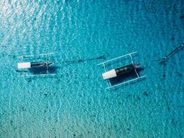 Boote sind beim Anker im transparent Ozean auf tropisch Insel. Antenne Sicht. foto