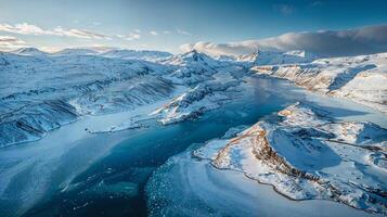 gefroren Fluss inmitten schneebedeckt Berge gesehen von über foto