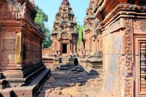 Tempel und Skulpturen im Kambodscha im das Urwald foto