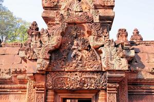 Tempel und Skulpturen im Kambodscha im das Urwald foto