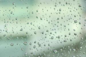 Regentropfen auf Glas Fenster von Auto mit wolkig Himmel im das Hintergrund 3 foto
